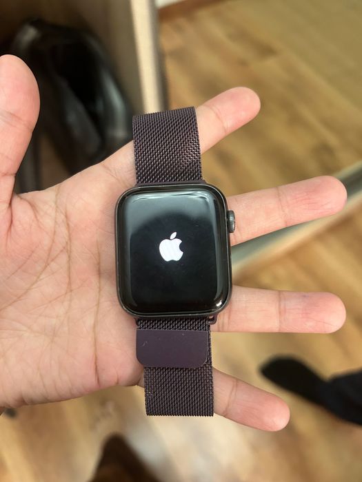 Продам Apple Watch 4 series