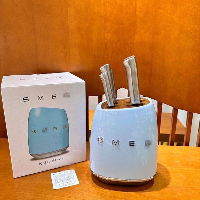 Набор кухонных ножей Smeg в стильной подставке
