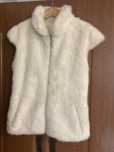 Vestă elegantă din blană artificială albă, cu guler și fermoar
