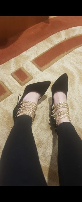 Pantofi eleganti cu toc si lanțuri aurii