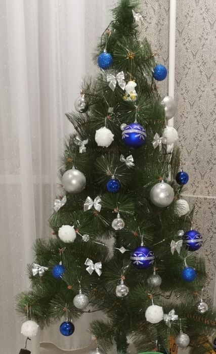 Новогодняя елка с игрушками