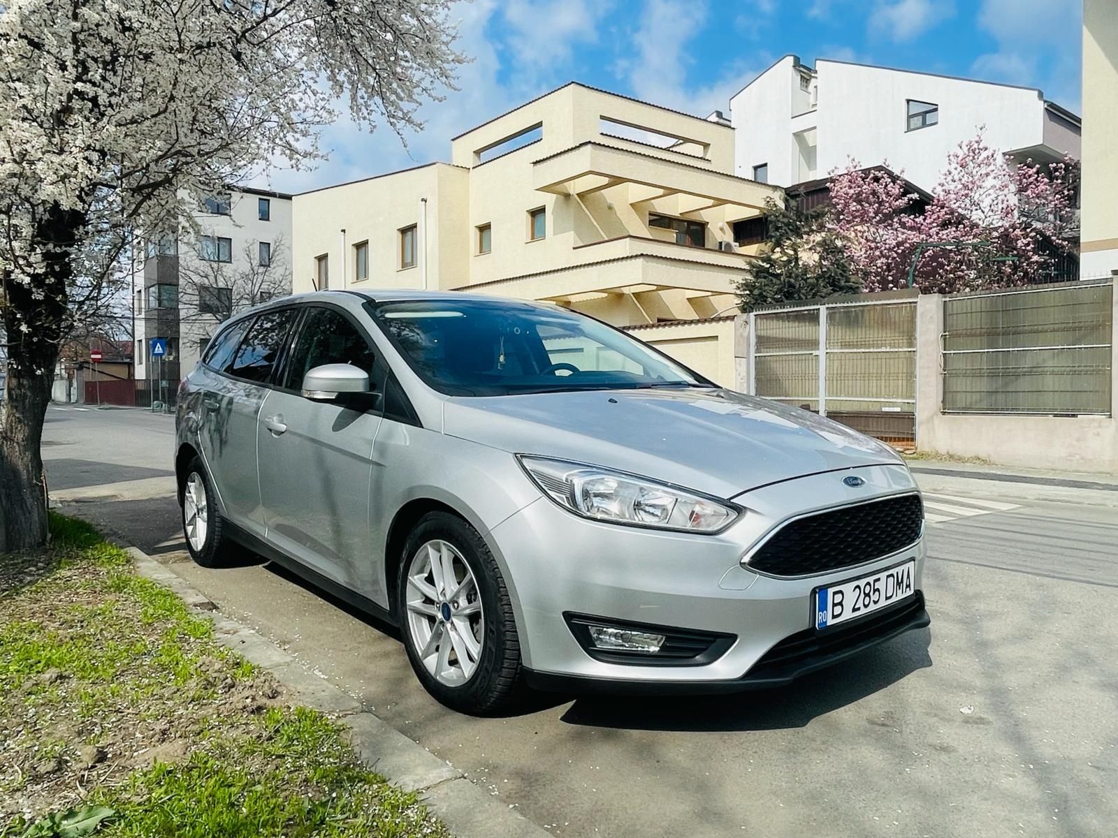 Vând Ford focus  benzina