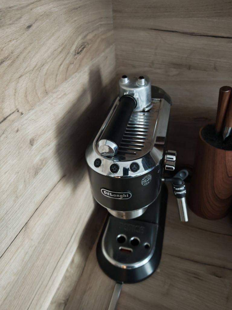 Delonghi Dedica кафе машина