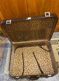 продавам куфар кожен кафяв удобен за семеен багаж  издражлив  на тежко