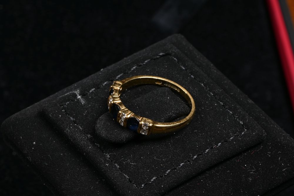 Златен пръстен Халка 18к (750) с 8 диаманта и 3 сапфира Размер 49