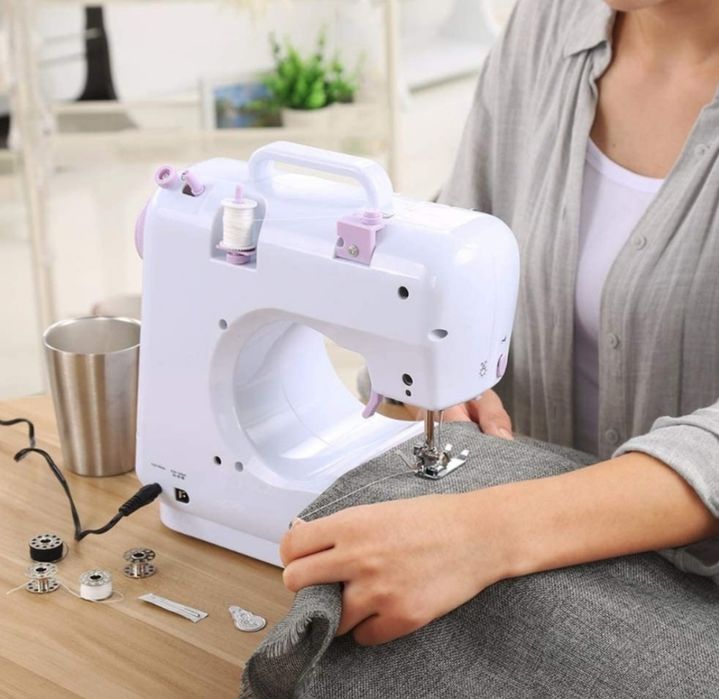 Masina de cusut multifunctionala cu accesorii portabila  31x30x15 cm