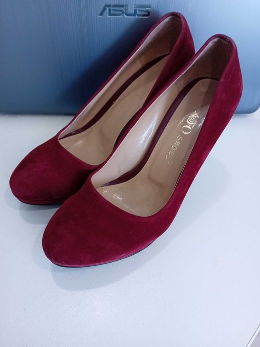 Обувки с ток тъмно червени