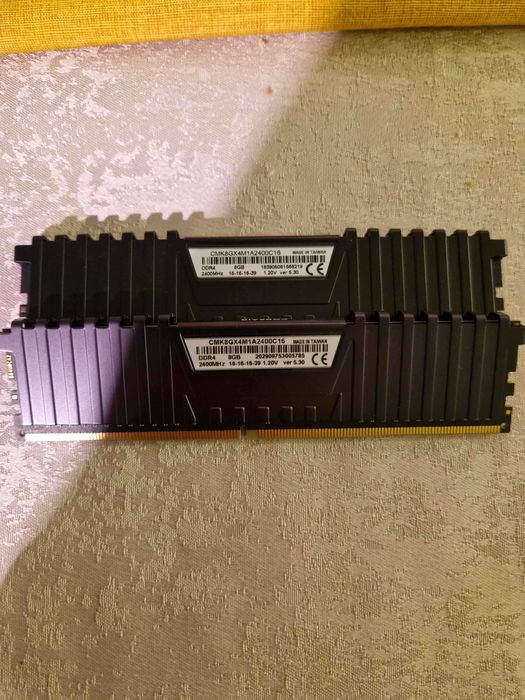 GIGABYTE B450M DS3H + Memorie RAM Corsair