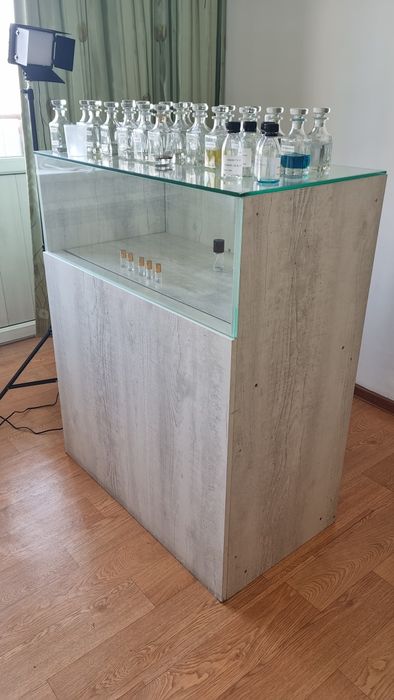 Шкаф витрина со стеклом