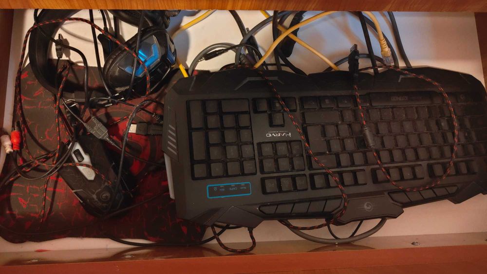 Vând sistem desktop PC Lenovo + tastatura și mause
