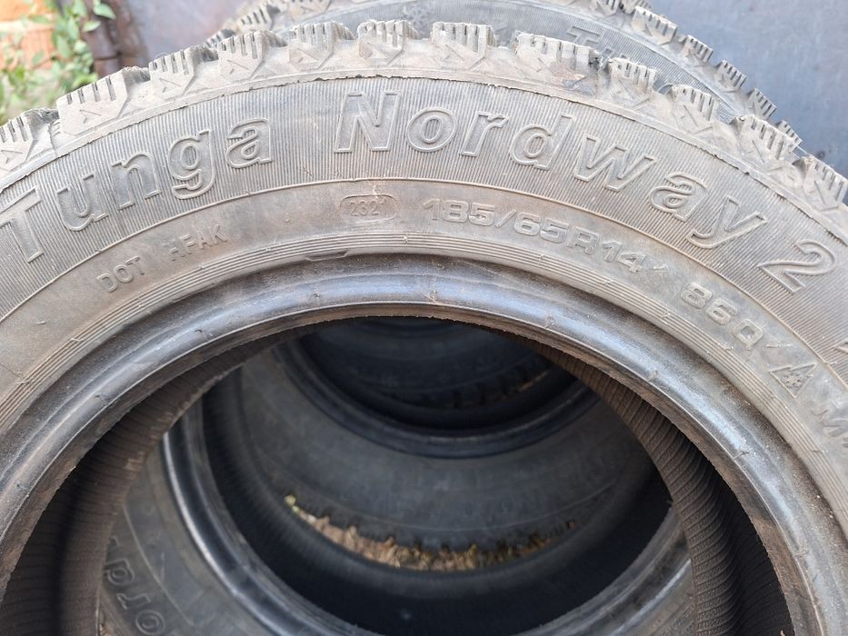 Продам зимнюю резину четыре баллона 185/65R14