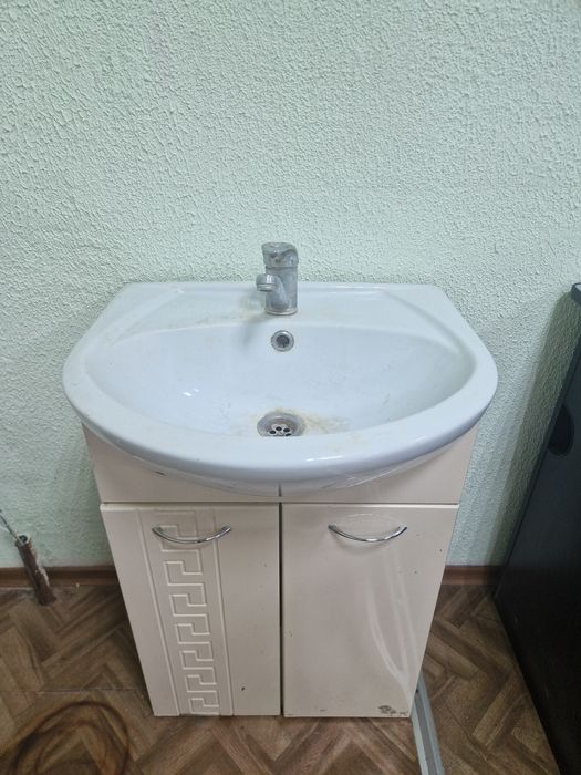 Продаю раковину с тумбой и смесителем