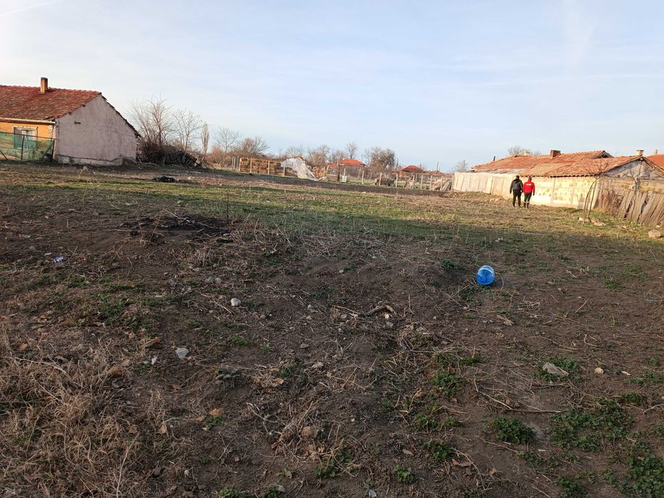 Дворно място със вода ток и проект