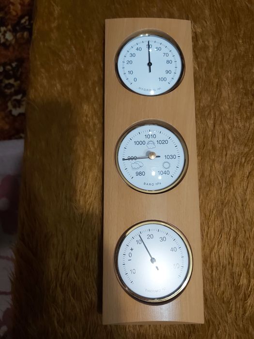 Влагомер,барометър, термометър.