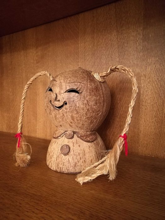 Pusculita din nuca de cocos - fetita vesela cu codite - deco interior