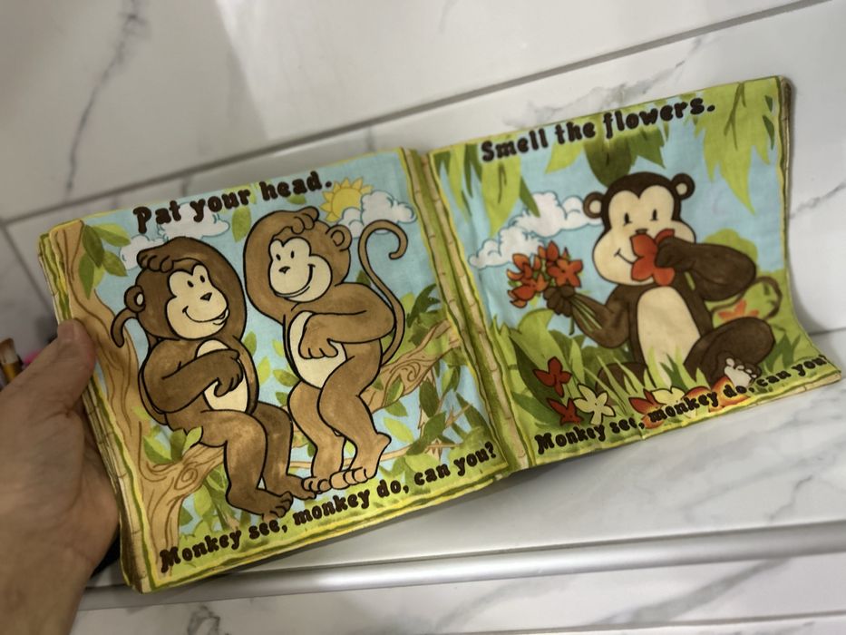 Книжка от плат Маймунка вижда, маймунката прави