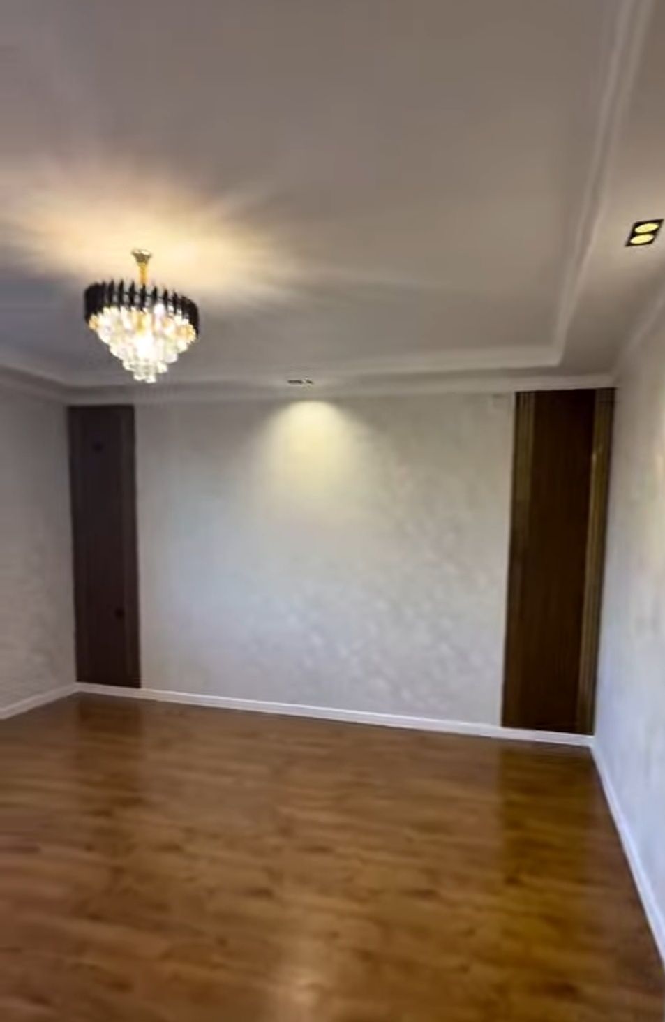 Yunsobod shaxriston keng aspal kocha 1.2 sotu 4 xona + oshxona podvol