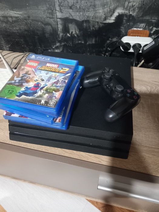 Vând PS 4 PRO cu 4 jocuri incluse