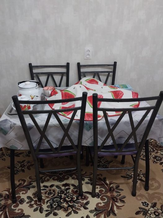Продается стол со стулями