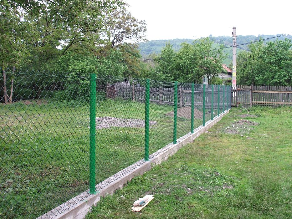 Meșter la garduri din plasă bordurata