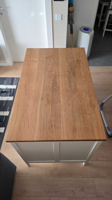 Insula bucatarie IKEA cu 2 scaune inalte