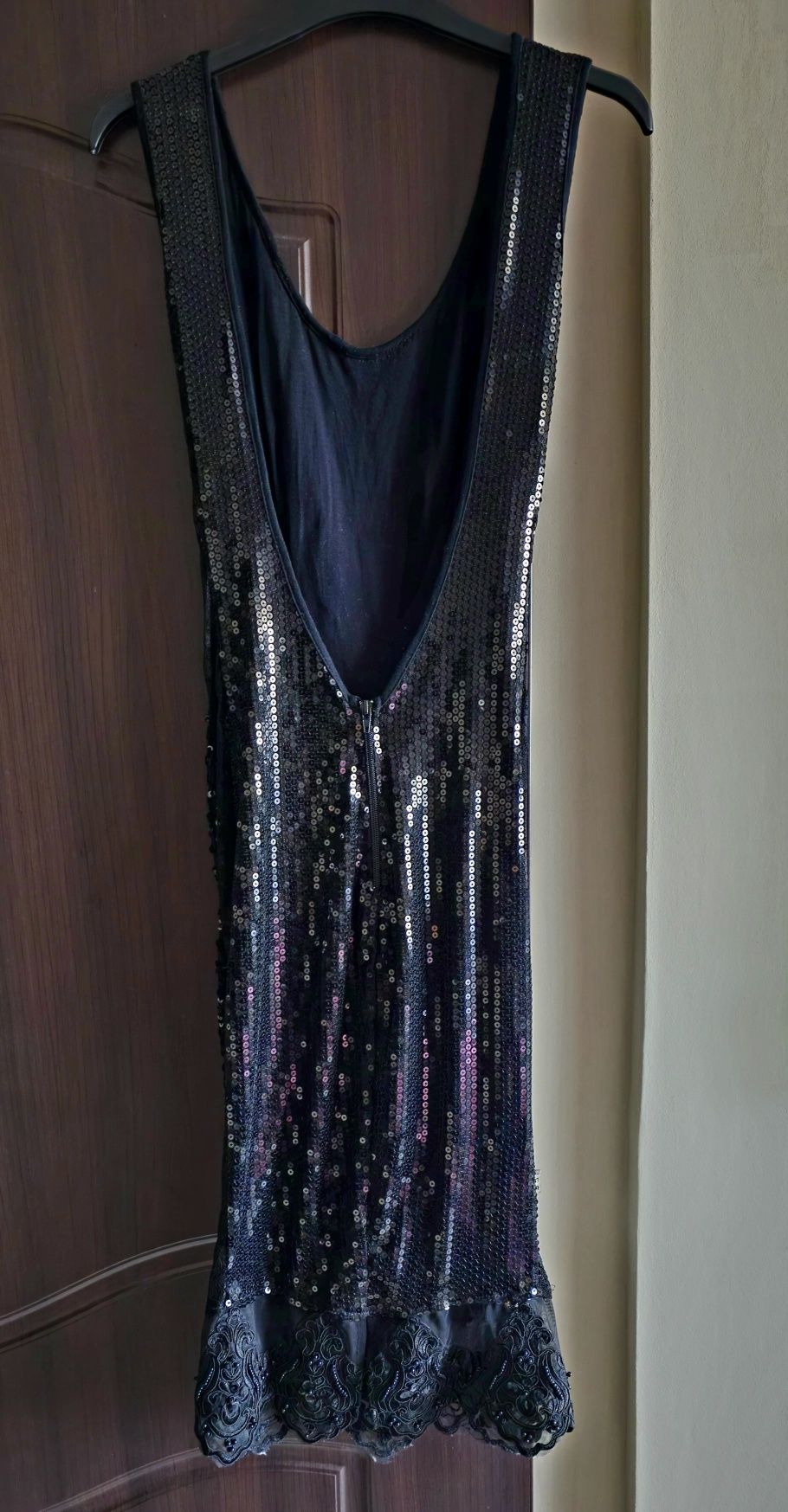 Rochie de seara neagra cu spatele go, paiete si dantela
