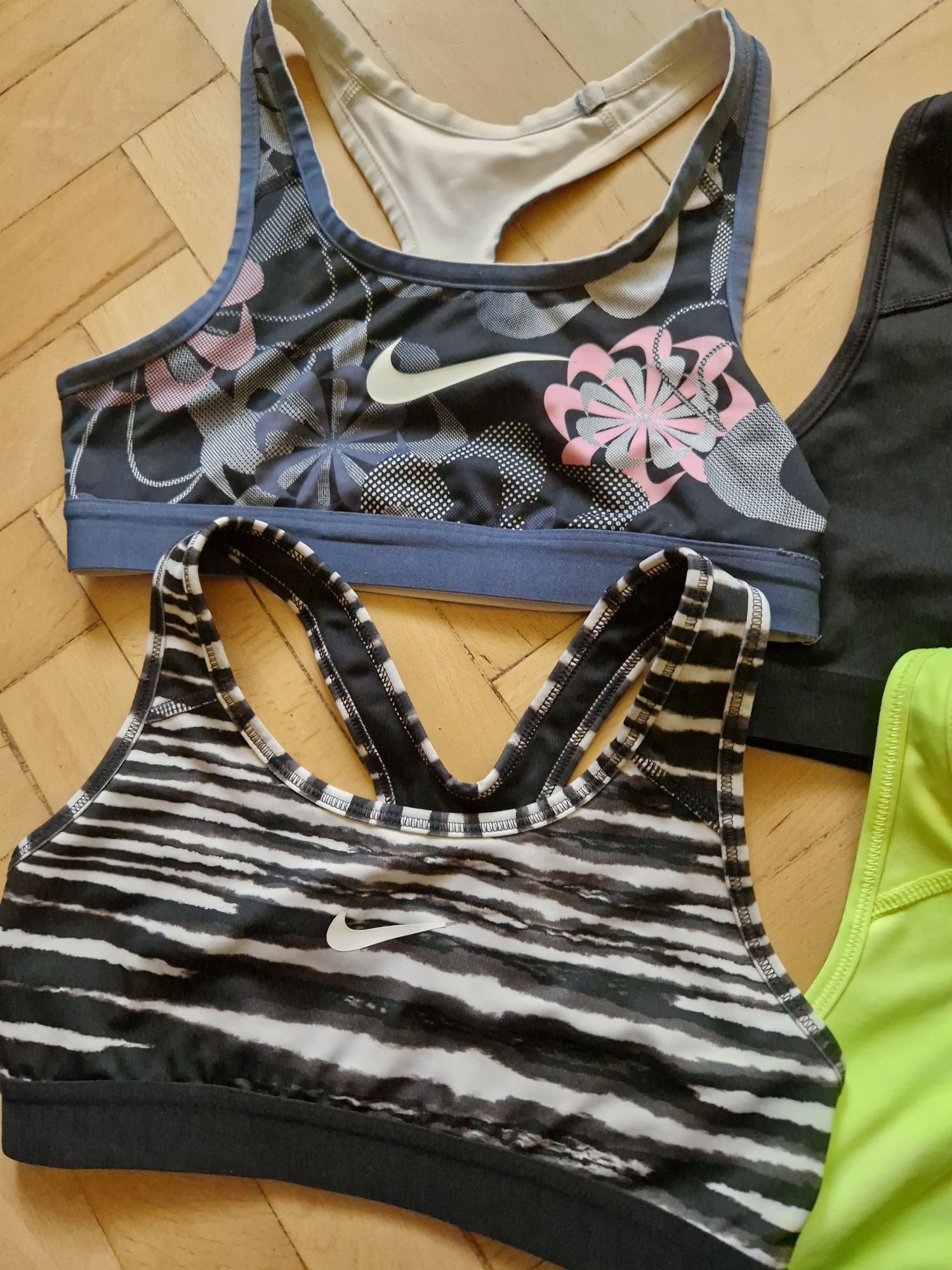 Nike xs размер спортни сутиени