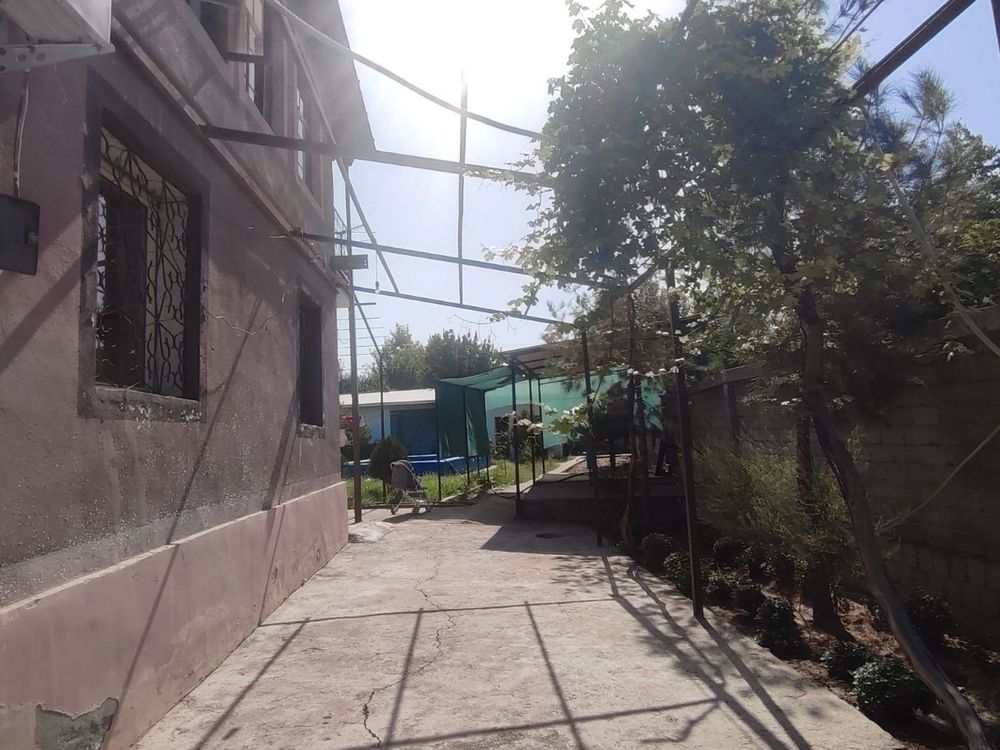 Hovli o'rtasaroyda uchastka