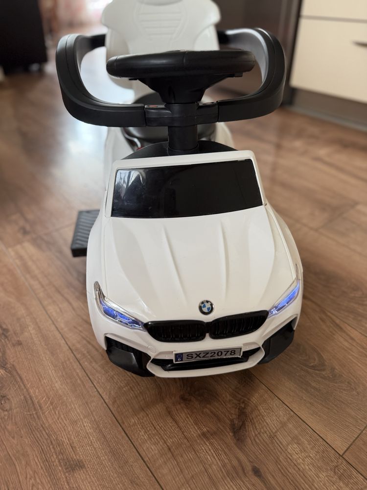 Кола за яздене с дръжка BMW бяла