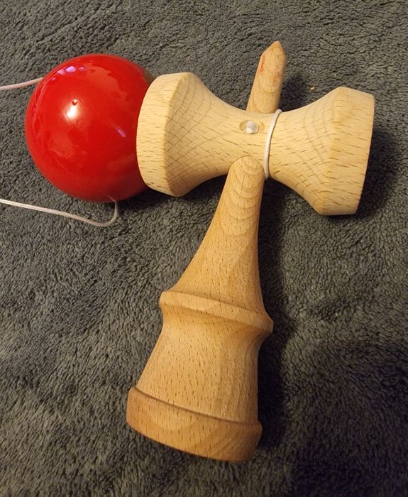 Mini kendama roșie