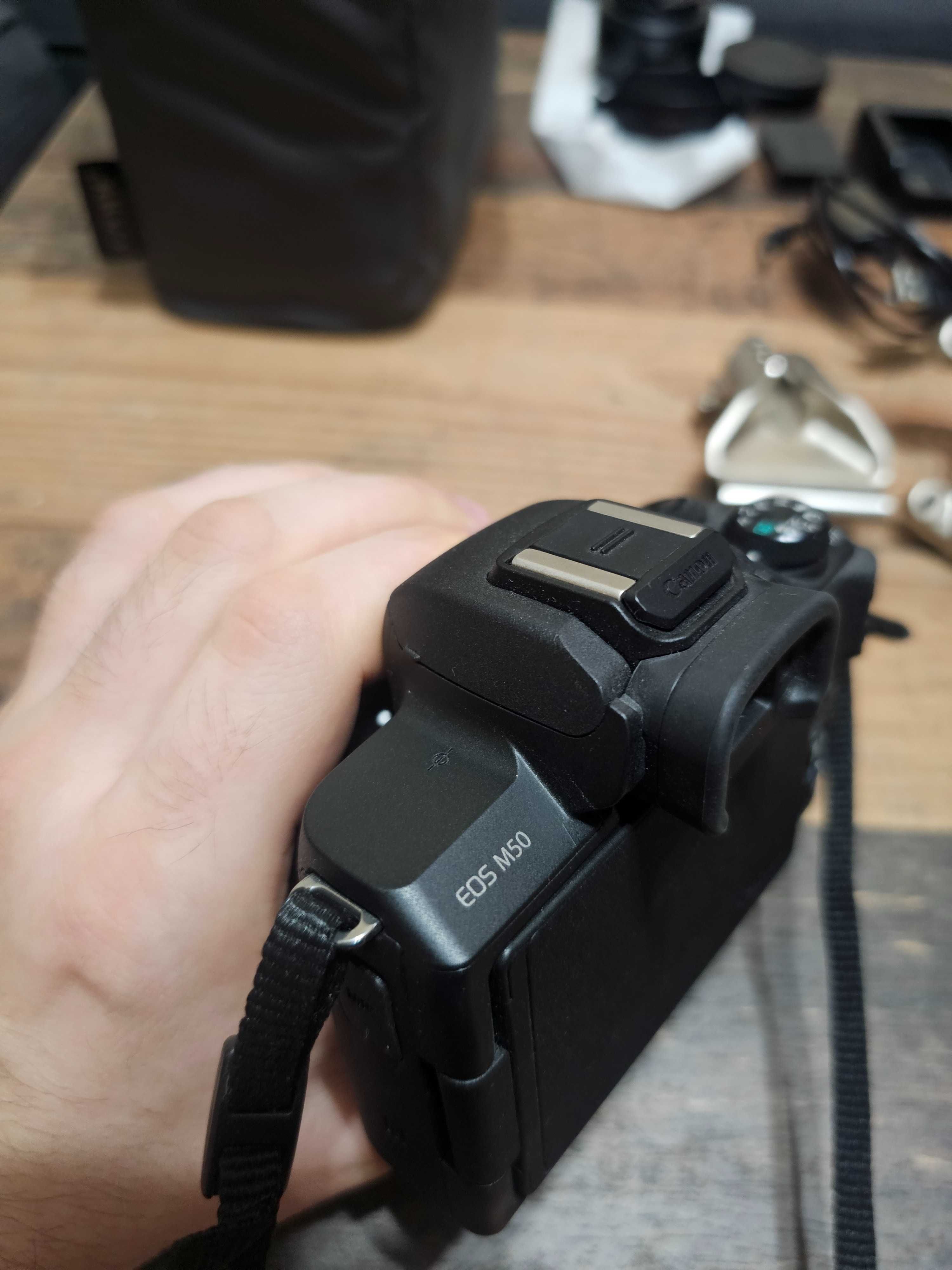 Canon EOS M50 с 2 обектива, калъф и други аксесоари.