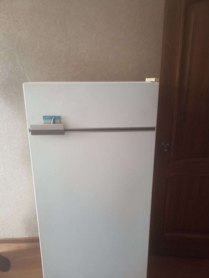 старый холодильник