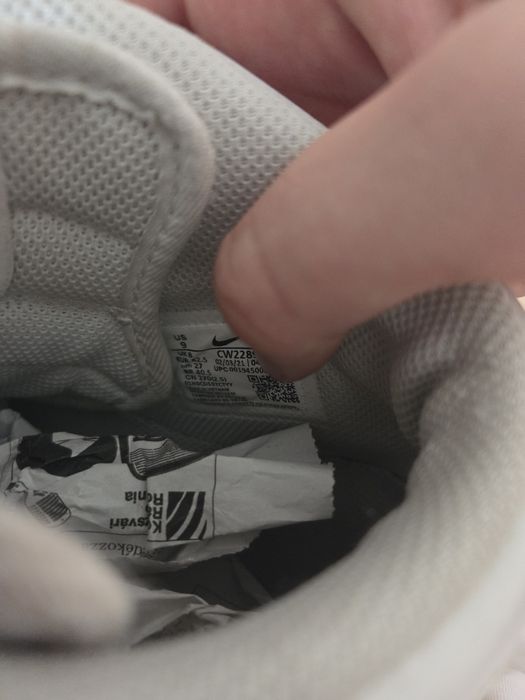 Pantofi nike marimea 42.5 talpa este un pic galben