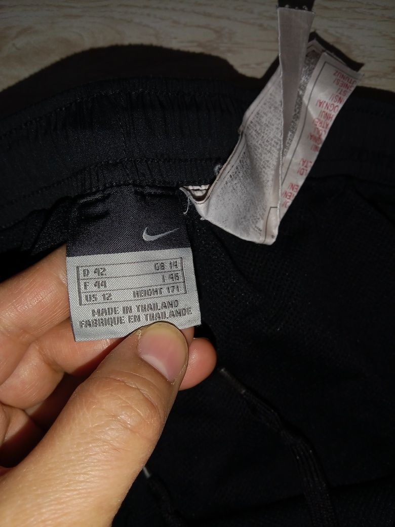 Женские фирменные шорты Nike