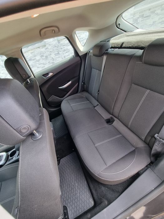 Opel Astra J Turbo 140 CP 2011