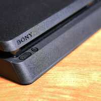 Playstation 4 slim и един джойстик