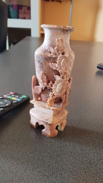 Vând vaza din piatra