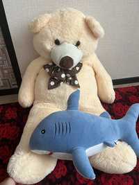 Мягкие игрушки мишка и акула