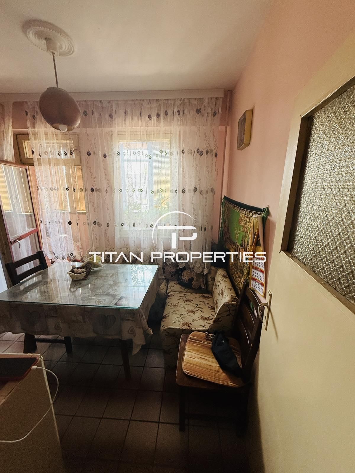 Тристаен апартамент в кв. Кючук Париж