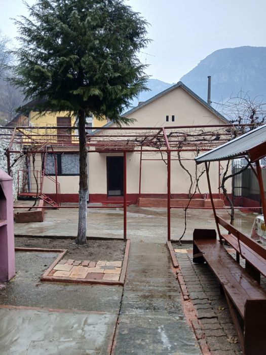 Vând casa la Baile Herculane