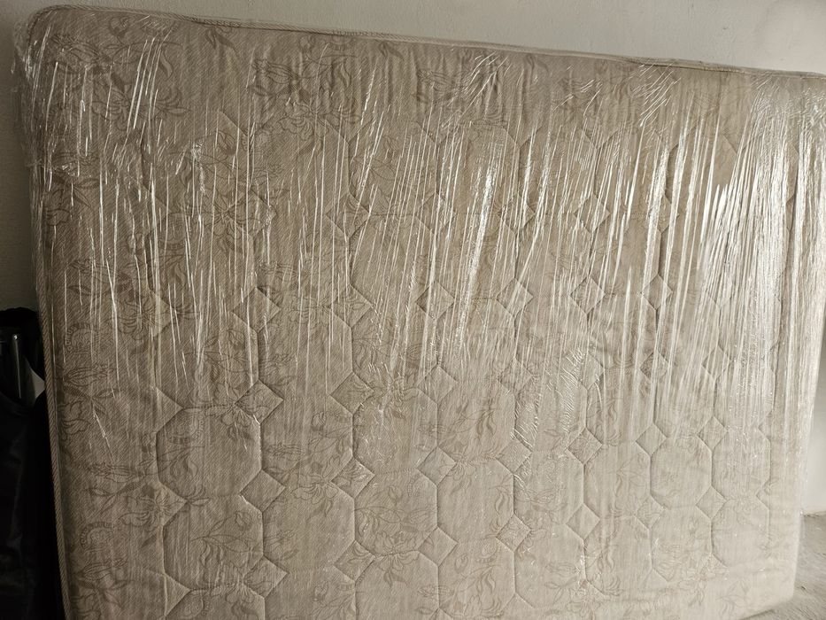 pat Ikea cu noptiere, saltea și comoda cu 6 sertare Malm