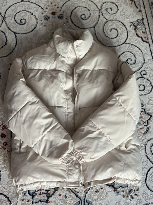 куртка сатылады. еки колы алынады.