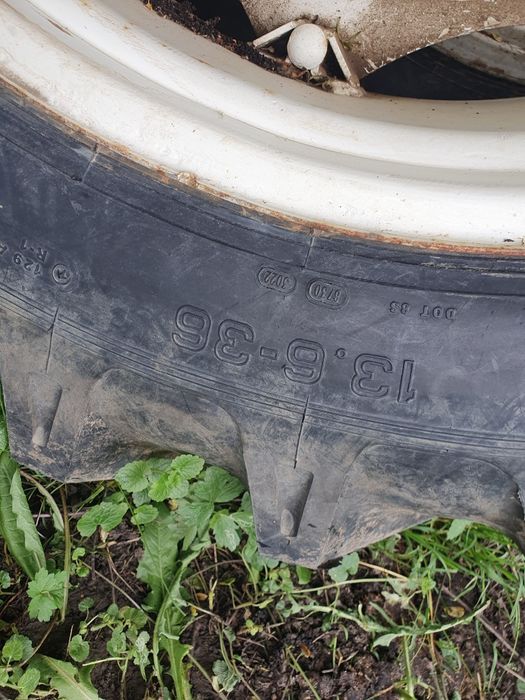 Vand doua roti pentru tractor Fiat 13.6 R36