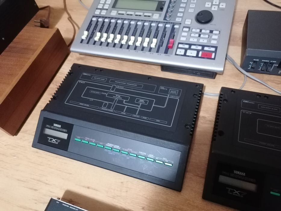 Yamaha TX-7 Hohner XE9 Yamaha AW16G Roland EM101 Hohner ARP-N Roland Q