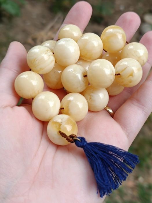 Vechi rozariu din chihlimbar baltic alb (butter amber) natural, rar