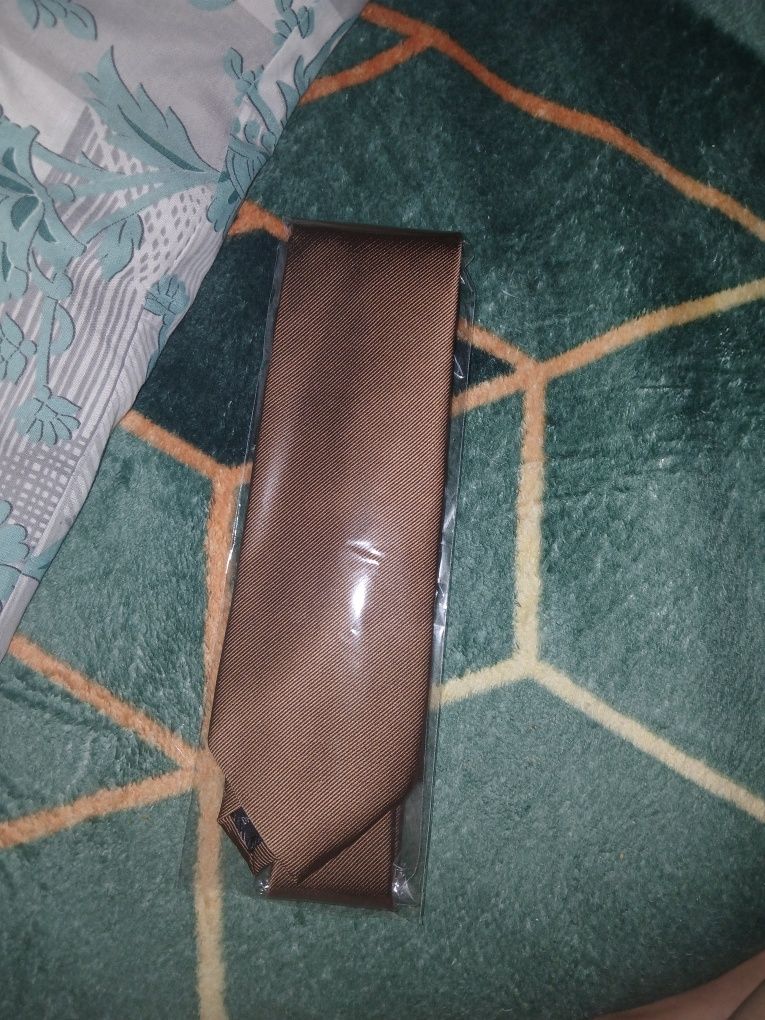 Vand costum de ocazie bej impreuna cu cravata bej închis,nefolosite
