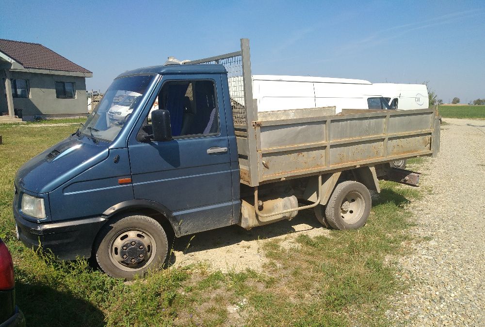 transport marfa moloz nisip piatra materiale crengi frunze vegetale