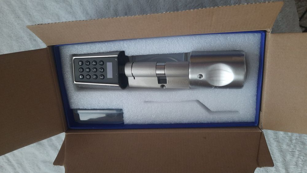 Incuietoare smart cu cod acces si cartela,Welock noua