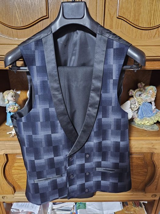 Vând costum mărimea 50