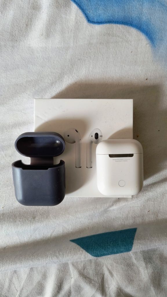 Apple AirPods Gen 2